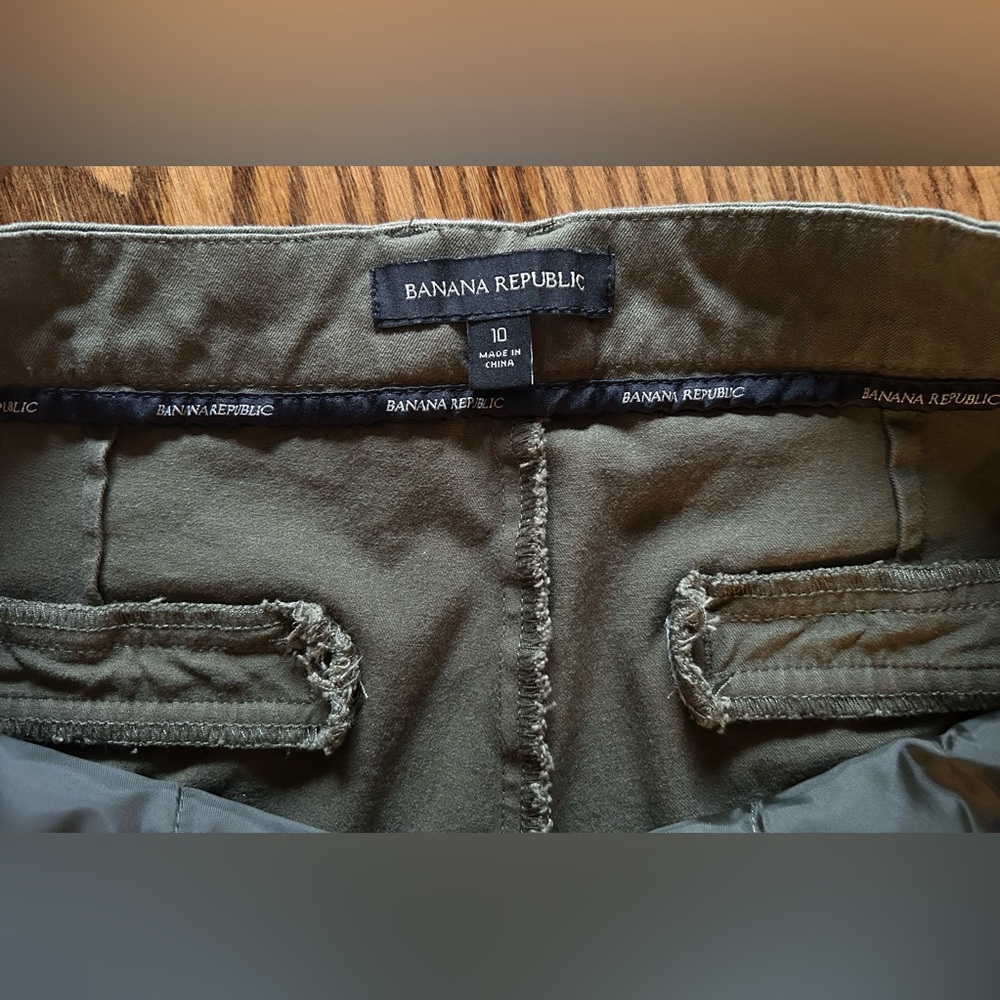Banana Republic Green Chinos, Capri with Smooth Finish - Picture 4 of 7